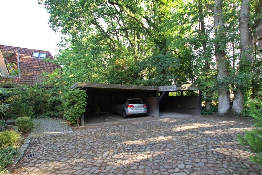 Mieter-Carport mit Schuppen