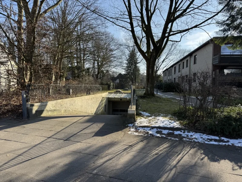 Ansicht Einfahrt  - Garage/Stellplatz kaufen in Hamburg / Hummelsbüttel - 38 TIEFGARAGEN-STELLPLÄTZE + 1 LAGERRAUM IN GÜNSTIGER LAGE VON HAMBURG – HUMMELBÜTTEL