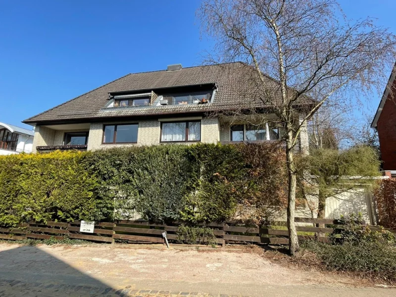 Ansicht - Wohnung kaufen in Hamburg-Wellingsbüttel - RESERVIERT - Großzügige 2-3 Zimmer Wohnung (Hochparterre) in bestechend guter Lage!
