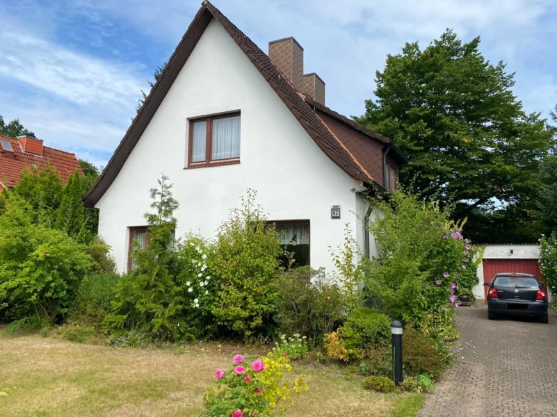 Außenansicht - Haus kaufen in Hamburg-Bramfeld - Einfamilienhaus in absolut ruhiger und familiengerechter Lage auf Erbbaurechtsgrundstück!
