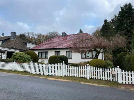 Hausansicht - Haus kaufen in Großhansdorf - "Verkauft" Gemütlicher Bungalow mit Ausbaupotential im Dach - in beliebter Lage Großhansdorfs