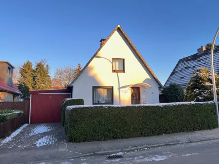 Ansicht - Haus kaufen in Hamburg-Fuhlsbüttel - VERKAUFT - süßes Einfamilienhaus mit großem Garten