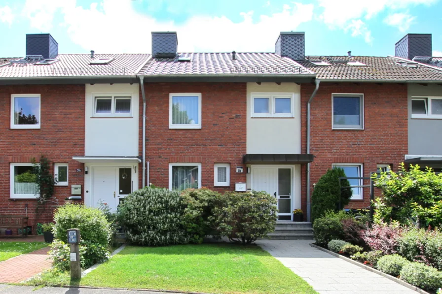 Ansicht - Haus kaufen in Hamburg-Volksdorf - "VERKAUFT" in phantastisch ruhiger, naturschöner Wohnlage - gepflegtes 5-Zi. Reihenmittelhaus