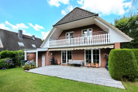 Hausansicht hinten - Haus kaufen in Hamburg-Volksdorf - großzügiges Einfamilienhaus in familiengerechter Lage!
