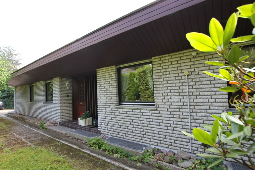 Hauseingang - Haus kaufen in Hamburg / Lemsahl-Mellingstedt - Bungalow auf uneinsehbarem Grundstück in ruhiger Lage