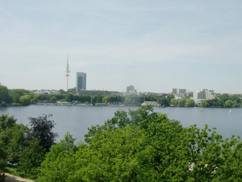 Gegenüber der Alster