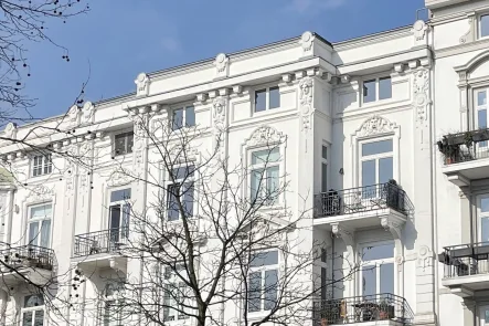 Attraktives Gebäude - Wohnung kaufen in Hamburg - 1a Lage, repräsentatives Haus: 3-Zimmer-Eigentumswohnung mit viel Potenzial!