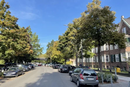 Blick in die Straße - Wohnung kaufen in Hamburg - Heilwigstraße, Wohnen mit Stil und Großzügigkeit: 8-Zimmer-Wohnung mit Garage