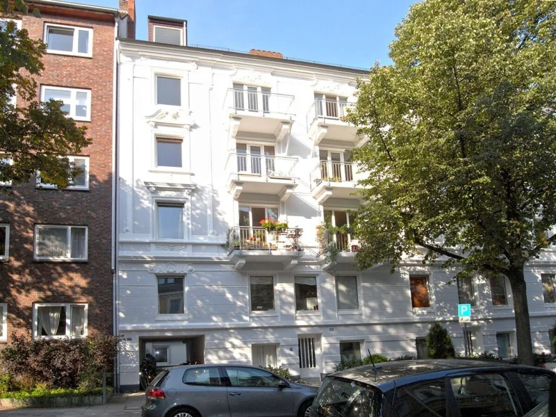 Blick auf das Vorderhaus - Wohnung kaufen in Hamburg - Eppendorf: Kleine Erdgeschosswohnung mit eigener Terrasse im Innenhof