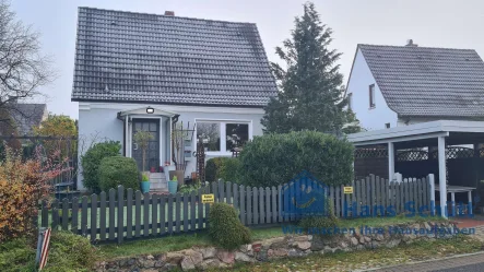 Gebäudeansicht - Haus kaufen in Schönkirchen - Schönkirchen-vermietetes kleines Einfamilienwohnhaus mit Anbau + Carport !