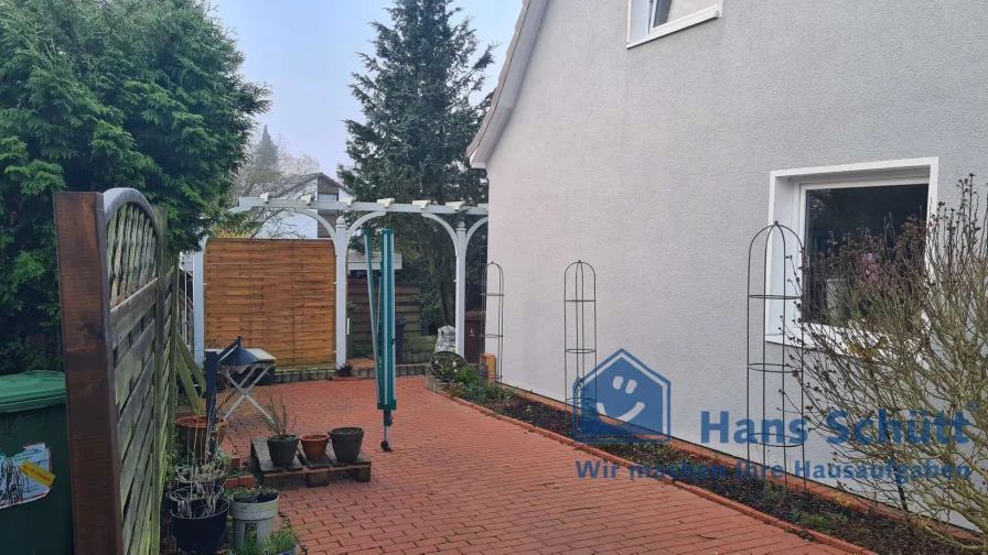 Hausgiebel und seitl. Terrasse