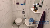 WC -Raum mit Handwaschbecken 