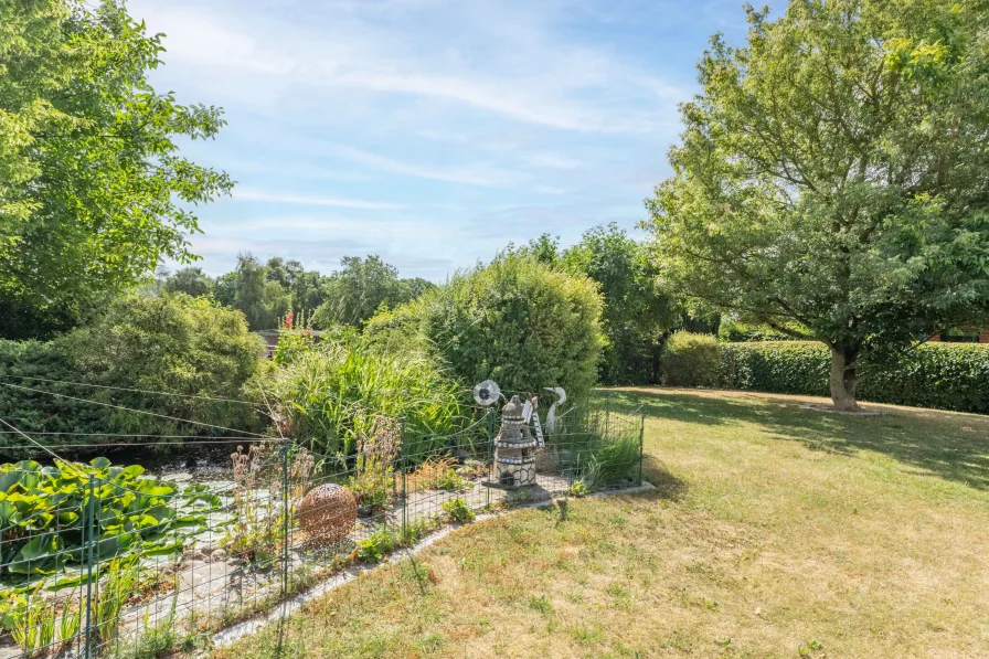 Gartenteich mit Goldfischen