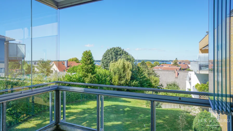 Balkon mit Aussicht auf die Förde