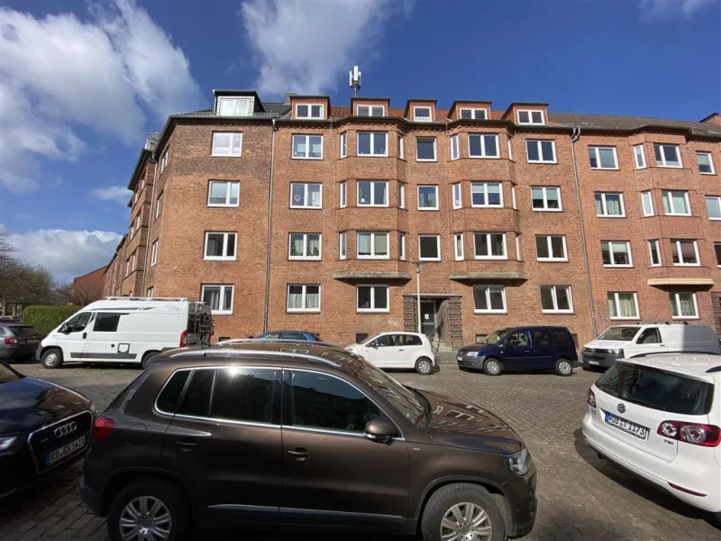 Ansicht Gebäude - Wohnung kaufen in Kiel - Über den Dächern von Kiel - Großzügige Dachgeschosswohnung mit Renovierungsbedarf