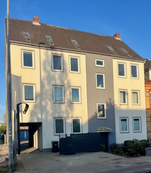 Titelbild - Zinshaus/Renditeobjekt kaufen in Kiel - Kapitalanlage: MFH mit positivem Bauvorbescheid für Hinterhofbebauung in Kronshagen-OTTO STÖBEN GmbH