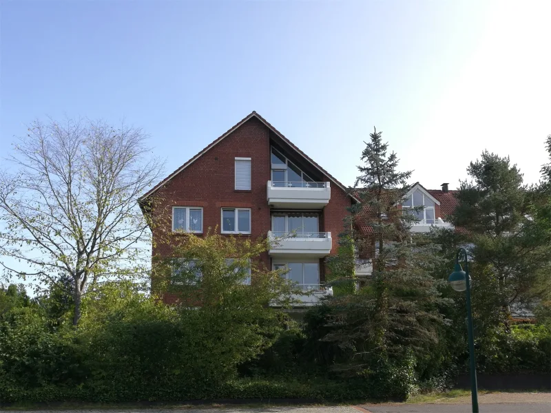 Hintere Hausansicht - Haus mieten in Norderstedt - Sanierte 3 Zimmer Wohnung mit Tiefgaragenstellplatz und Balkon Gepflegtes Wohnen in zentraler Lage