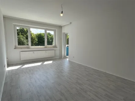 Wohnzimmer - Wohnung mieten in Kiel - Frisch renoviert: 3,5-ZW in der Helsinkistr. 86 in Kiel zu vermieten! OTTO STÖBEN GmbH