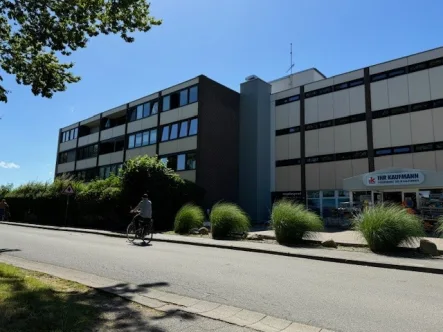 Frontansicht - Wohnung kaufen in Schönberg - Unter der Sonne Kaliforniens & einen Sprung zum Strand: renovierte Eigentumswohnung ! OTTO STÖBEN