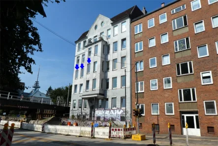 Haus vorne - Wohnung kaufen in Kiel - Kiel-Zentral: Vermietete 3-Zimmer-Wohnung mit Balkon als Kapitalanlage