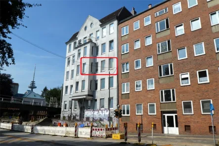 Haus Straßenansicht - Wohnung kaufen in Kiel - KIELER ZENTRUMSNÄHE: Vermietete + modernisierungsbedürftige 3-Zimmer-ETW mit Balkon OTTO STÖBEN GMBH