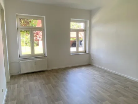 Wohnzimmer - Wohnung mieten in Brunsbüttel - Renovierte 1,5 Zimmer Wohnung im 1 OG mit Wohnberechtigungsschein Brunsbüttel SÜD - OTTO STÖBEN GmbH