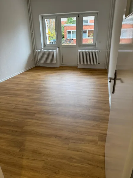 Wohnzimmer - Wohnung mieten in Kiel - 3,5-ZW in der Ringstr. 85 in Kiel zu vermieten! OTTO STÖBEN GmbH