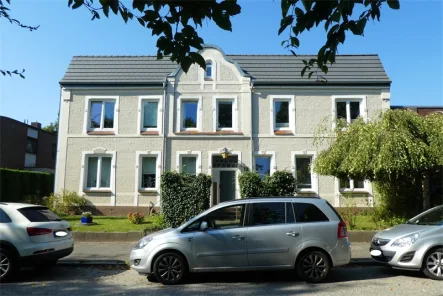 Haus vorne - Wohnung kaufen in Kiel - KIEL-HOLTENAU: Vermietete 1,5-Zimmer-Wohnung mit Carport und Gemeinschaftsgarten