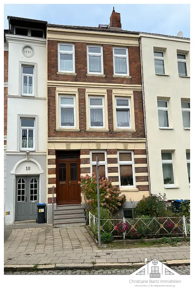 Außenansicht - Haus kaufen in Wismar - Provisionsfrei für Käufer - Stadthaus mit Carport in Wismarer Altstadt zu verkaufen