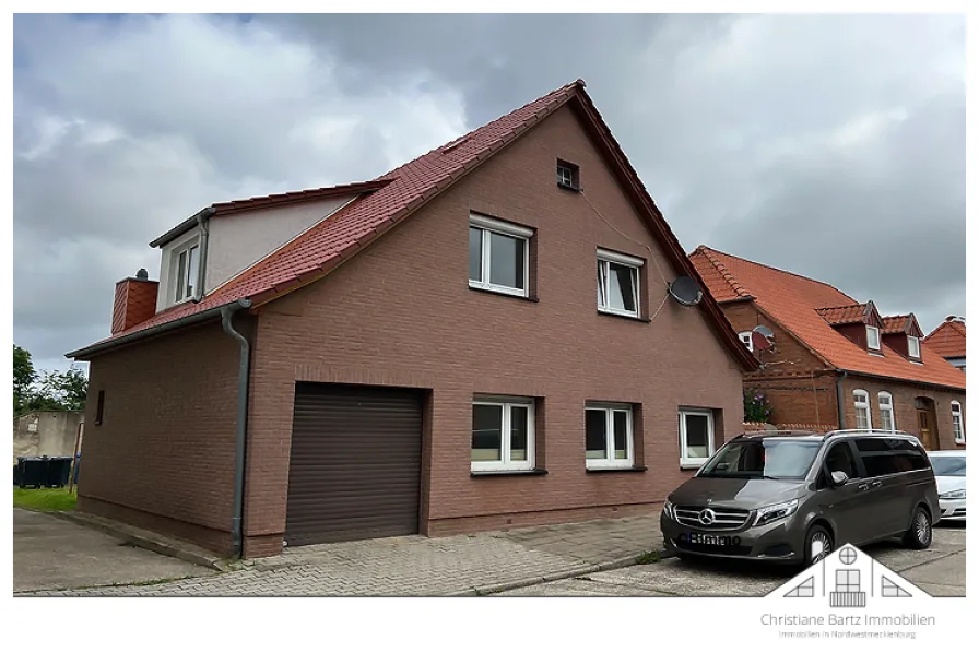 Außenansicht - Haus kaufen in Neukloster - Wohnhaus mit Nebengelass im Herzen von Neukloster zu verkaufen