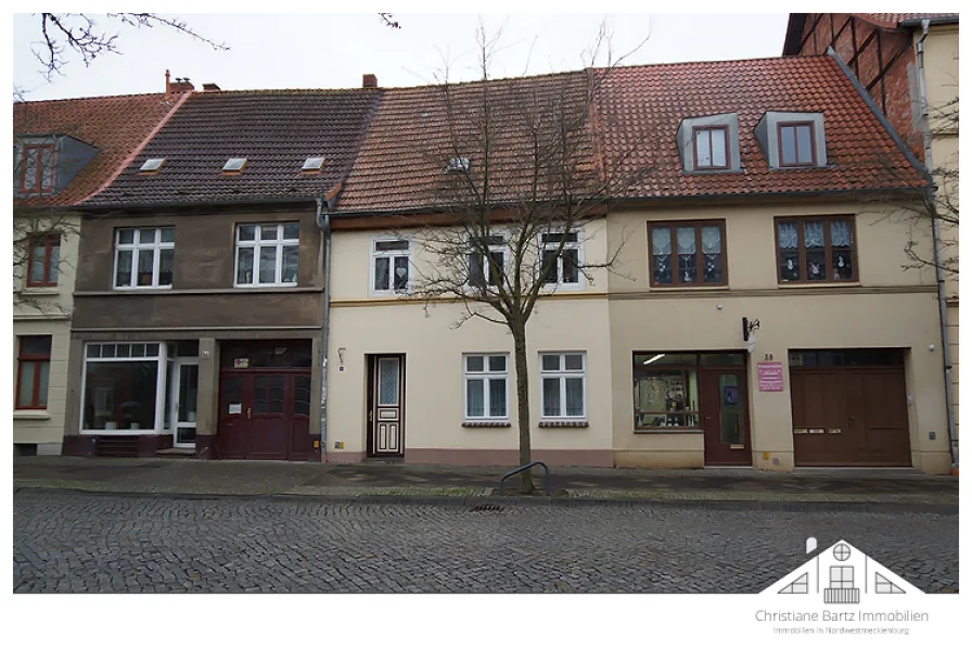 Straßenansicht - Zinshaus/Renditeobjekt kaufen in Wismar - Entkerntes Stadthaus mit Baugenehmigung für 3 Wohnungen in Hafennähe zu verkaufen