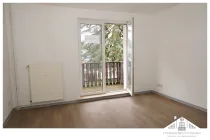 Wohnzimmer mit Balkon