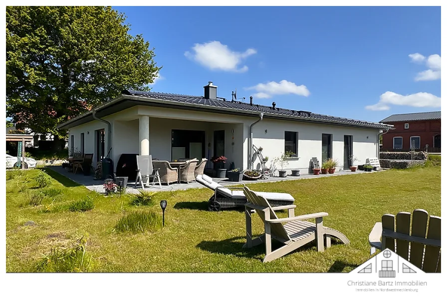 Ansicht Garten - Haus mieten in Boiensdorf - Schicker und großzügiger Bungalow in Ostseenähe zu vermieten