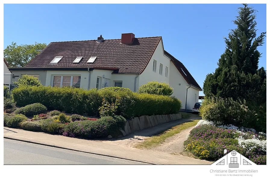 Straßenseitige Ansicht - Haus kaufen in Groß Walmstorf - Modernisierte Doppelhaushälfte auf tollem Grundstück in Ostseenähe zu verkaufen