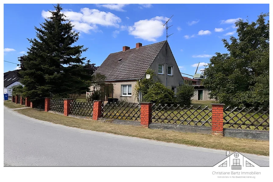 Straßenansicht - Haus kaufen in Neuburg / Hagebök - Kleines Wohnhaus mit Nebengelass zwischen Wismar und Neuburg zu verkaufen