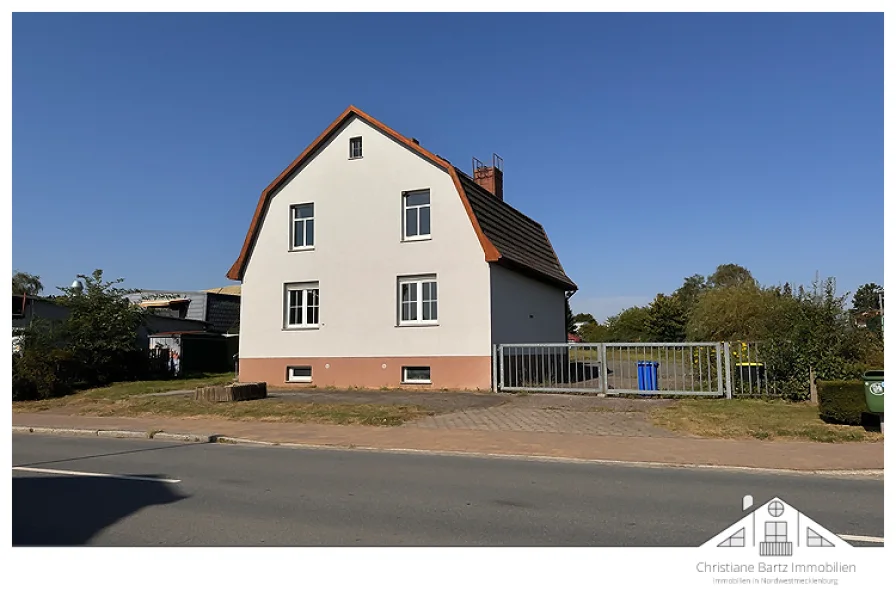 Hausansicht vorn - Haus kaufen in Bad Kleinen - Geräumiges Eigenheim in zentraler Ortslage von Bad Kleinen zu verkaufen