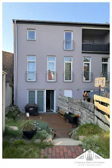 Hausansicht hinten - Haus mieten in Neubukow - Individuelle Doppelhaushälfte mit Terrasse, Loggia und PKW-Stellplatz zu vermieten