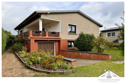 Wohnhaus Südseite - Haus kaufen in Ventschow - Wunderschöner Blick auf den Ventschower See - Geräumiger Bungalow auf großem Grundstück zu verkaufen