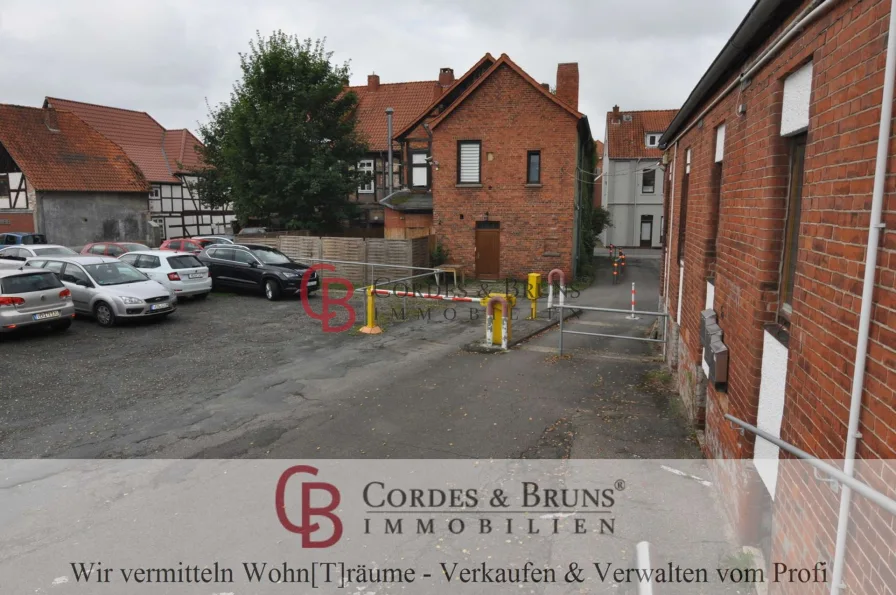 Parkplatz, Schranke - Garage/Stellplatz mieten in Verden - Parken an der Fußgängerzone von Verden auf dem mit einer Schranke gesichertem Gelände.