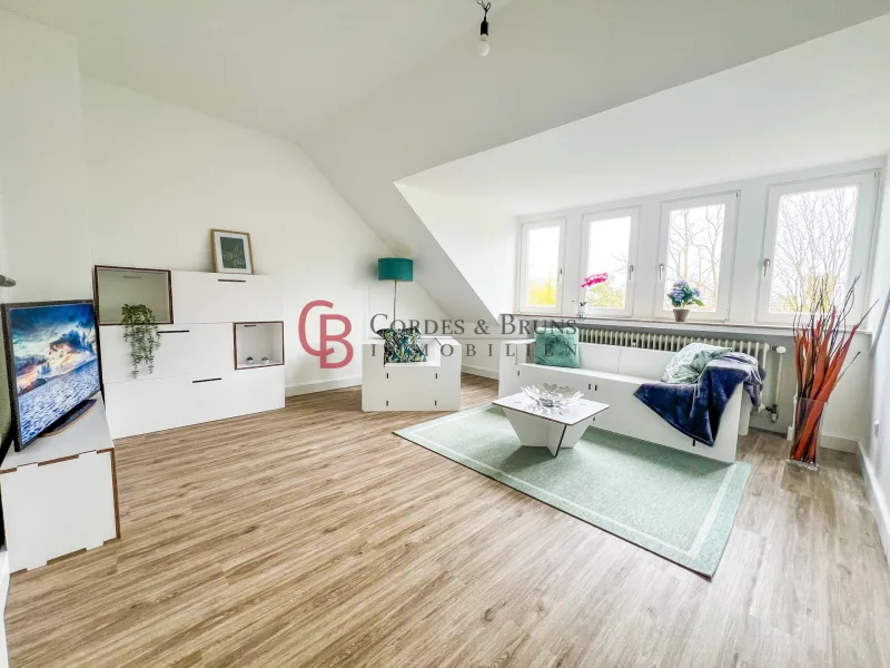 Wohnzimmer - Zimmer 1 - Wohnung kaufen in Bremen - Bremen am Wall - Gut geschnittene DG Wohnung 65 qm *provisionsfrei*
