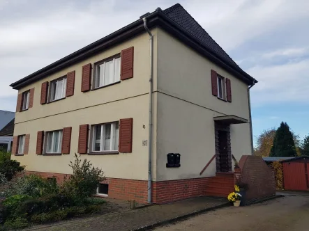 Hausansicht - Haus kaufen in Ueckermünde - Zweifamilienhaus mit Garage und großem Garten im Seebad Ueckermünde