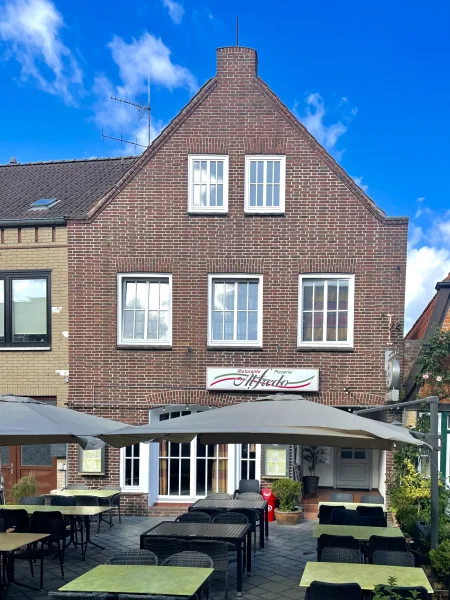 Ansicht Wohnhaus mit Restaurant - Haus kaufen in Eckernförde - MFH mit gut geführtem Restaurant und kleinen Wohnungen