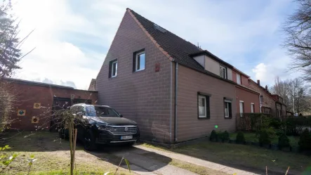 Hausansicht - Haus kaufen in Rostock - Doppelhaushälfte mit großzügigem Nebengelass in Rostock