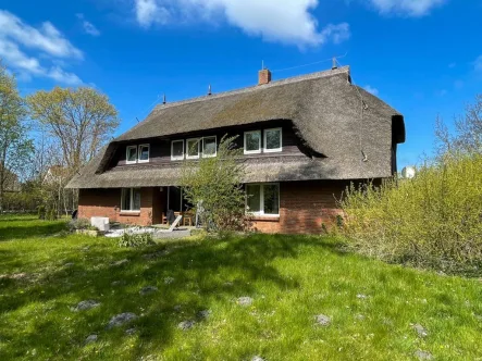 Hausansicht - Haus kaufen in Ahrenshoop - Großes Grundstück mit drei Reetdach-Häusern