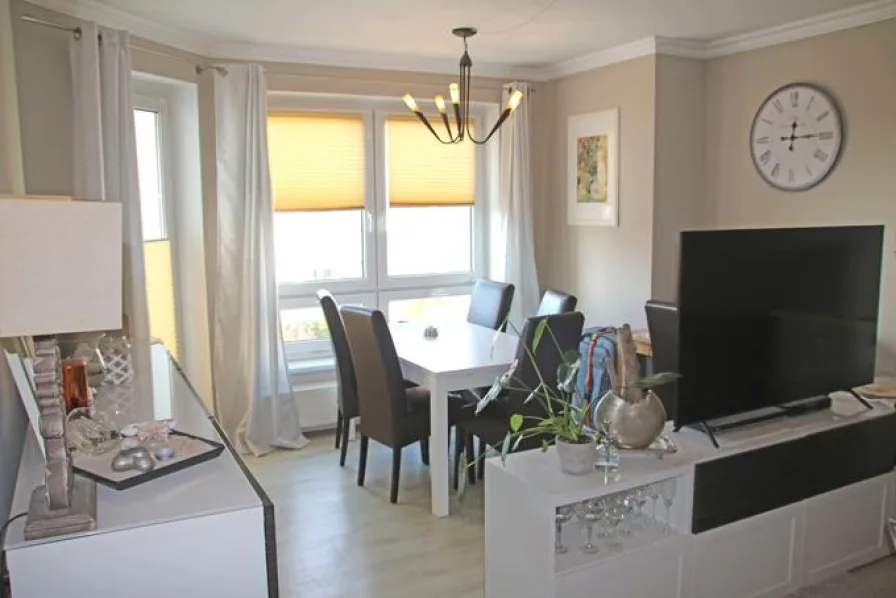 Wohnzimmer mit Balkonausgang - Wohnung kaufen in Graal-Müritz - Ostsee-Urlaub entspannt genießen - Ferienwohnung komfortabel und zentral