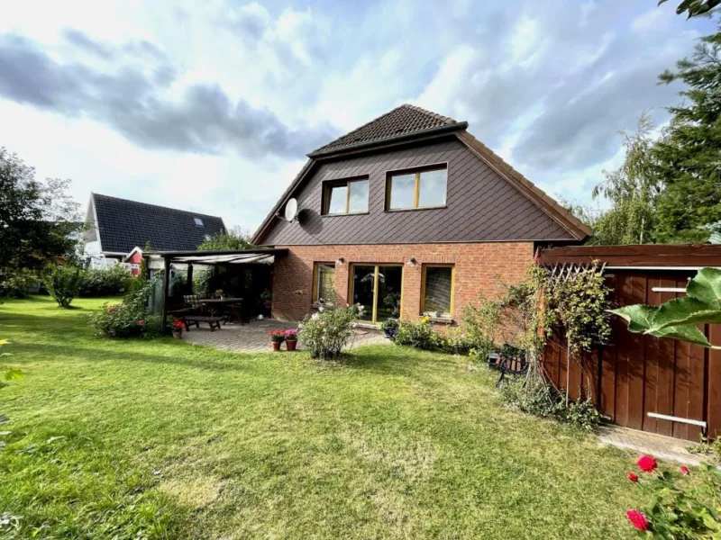 Hausansicht - Haus kaufen in Rostock - RESERVIERT - Einfamilienhaus auf gepflegtem Grundstück in Buchholz