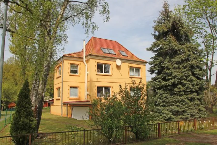 Hauptansicht von Südwest - Haus kaufen in Rostock - Familienidylle am Stadtwald Nähe Warnow - Zweifamilienhaus in Rostock