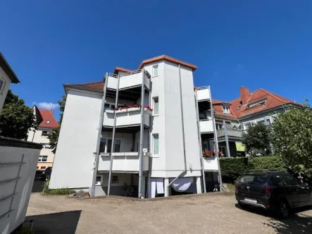 Hausansicht (2) - Wohnung kaufen in Rostock - Balkon, Strandnähe und Stellplatz im Ostseebad Warnemünde 