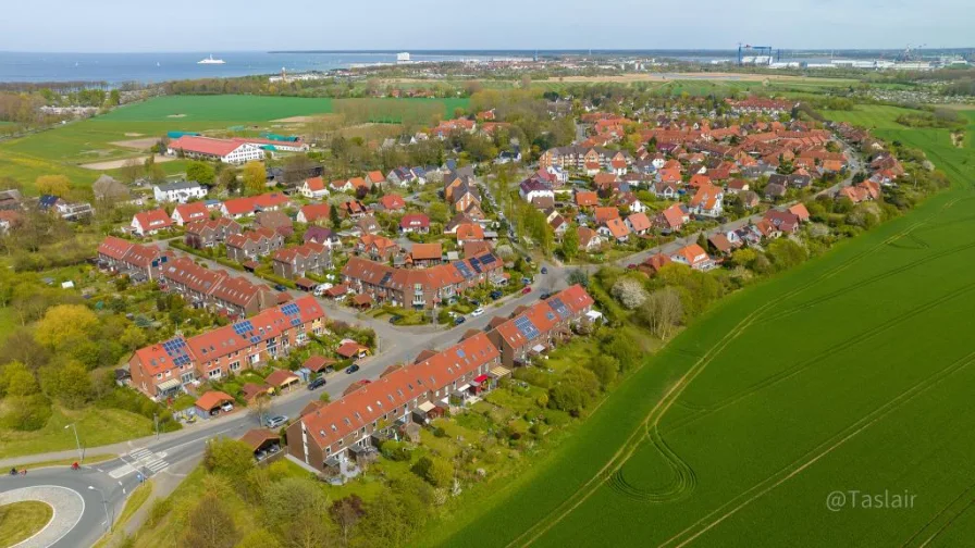 Luftaufnahme Diedrichshagen - Haus kaufen in Rostock - Großes Reihen-Endhaus mit 6 Zimmern im Ostseebad Warnemünde-Diedrichshagen