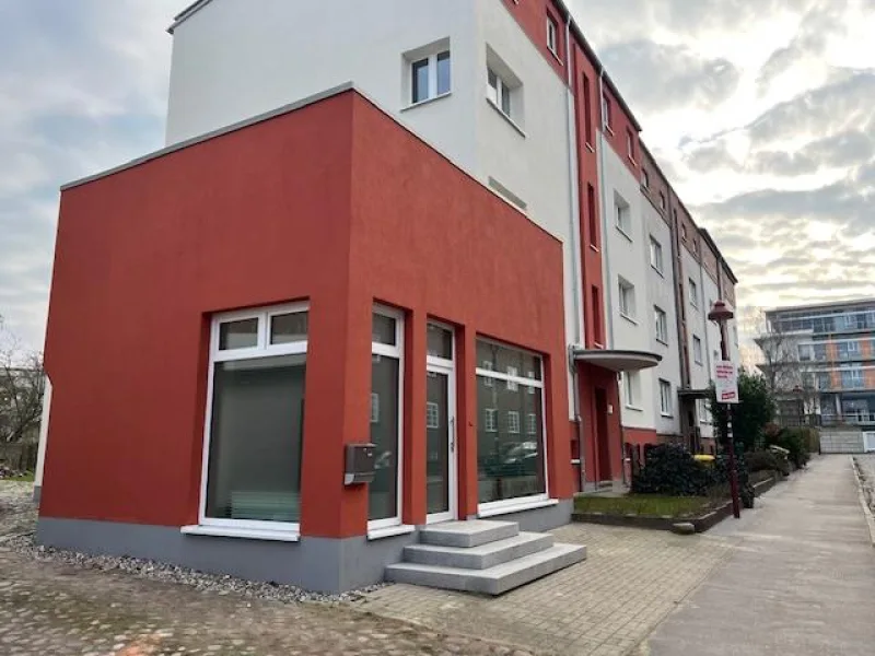 Hausansicht - Büro/Praxis mieten in Rostock - Gemütliche und funktionelle Büroeinheit mit 2 Zimmern